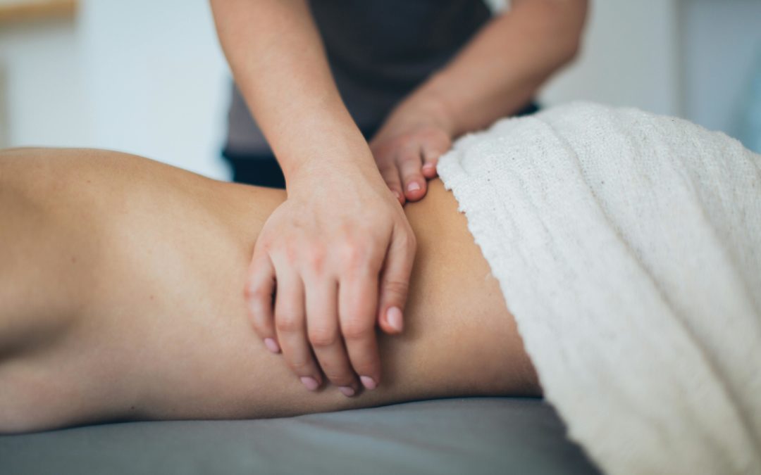 A Beginner’s Guide to Giving Your Partner a 4-Hand Massage (With One Partner!)