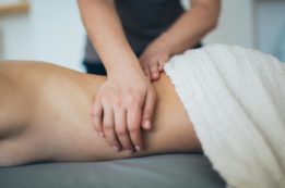 A Beginner’s Guide to Giving Your Partner a 4-Hand Massage (With One Partner!)